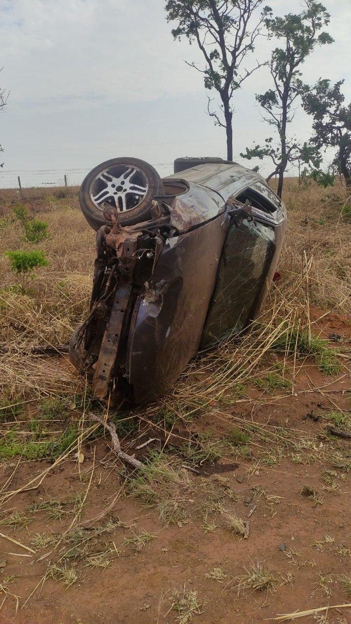 Carro capotou após motorista tentar realizar uma ultrapassagem (Corpo de Bombeiros/Divulgação)