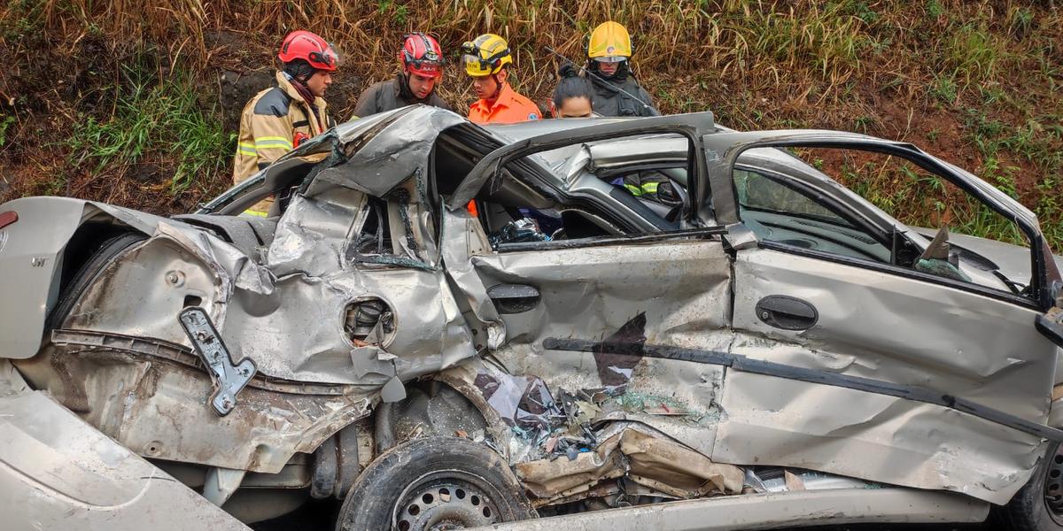 Colisão frontal em Muriaé (Corpo de Bombeiros / Divulgação)