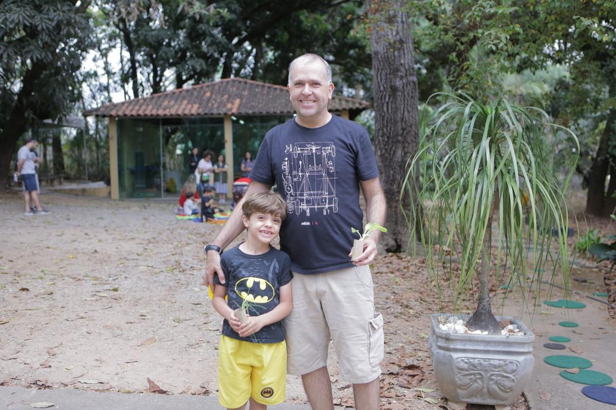 Pai e filho nas atividades do Centro Ambiental (Fernando Michel)