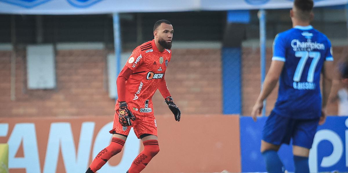 Everson quase defendeu pênalti batido por Bissoli, que garantiu a vitória do Avaí (Pedro Souza/Atlético)