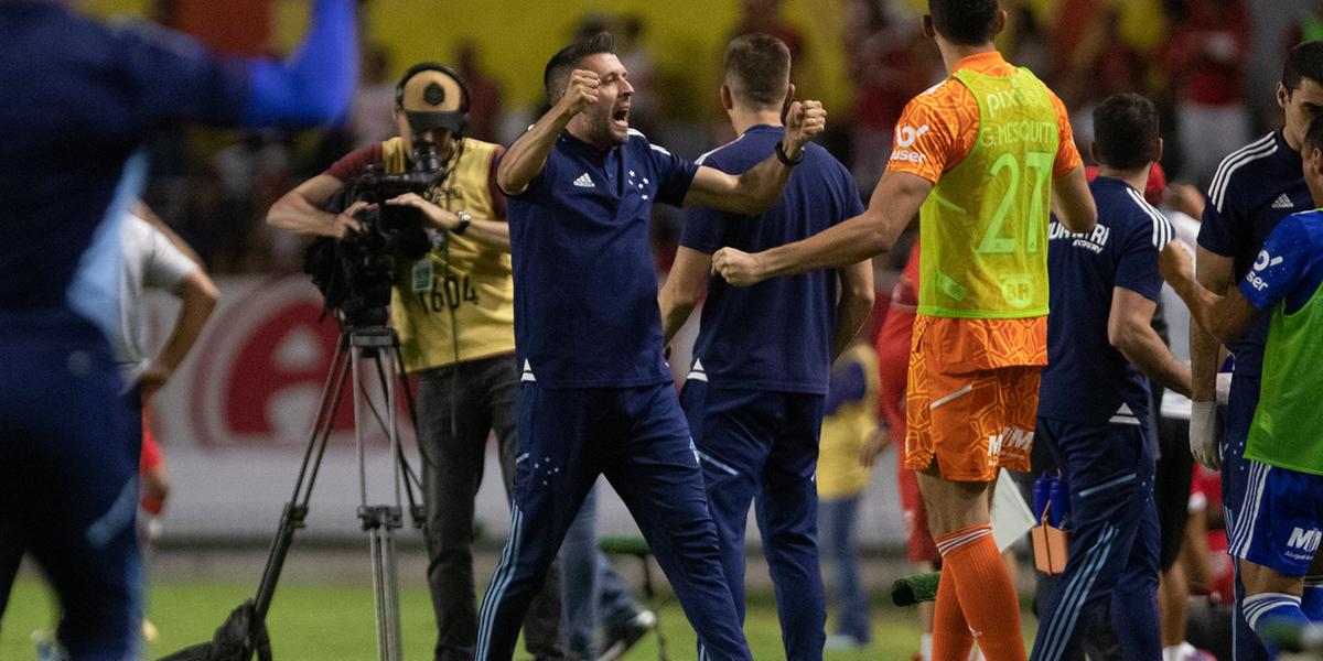 Pezzolano vibrou bastante com o pênalti perdido pelo CRB (Staff Images /Cruzeiro)