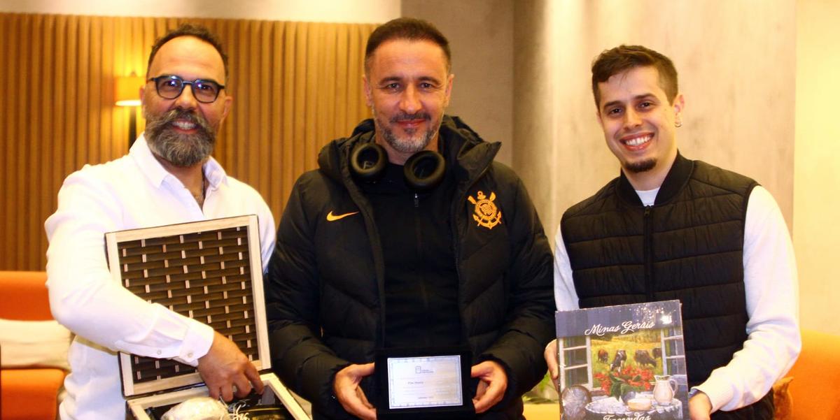 Maurício Vieira (Vítor Pereira foi homenageado antes do confronto contra o América, pelo Brasileirão)