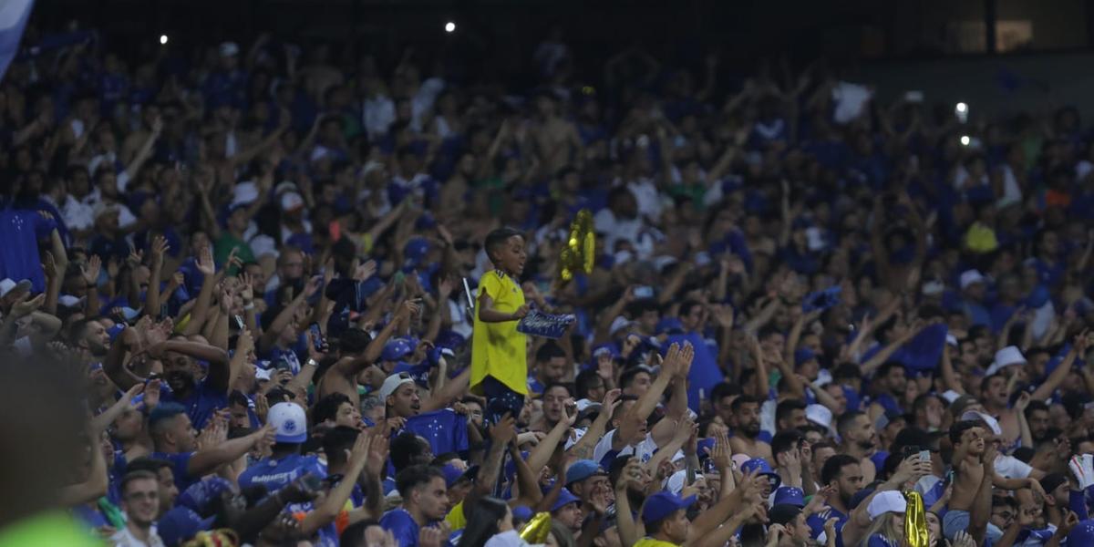 Torcida celeste em êxtase ajuda o time a voltar para a 1ª Divisão (Fernando Michel / Hoje em Dia)