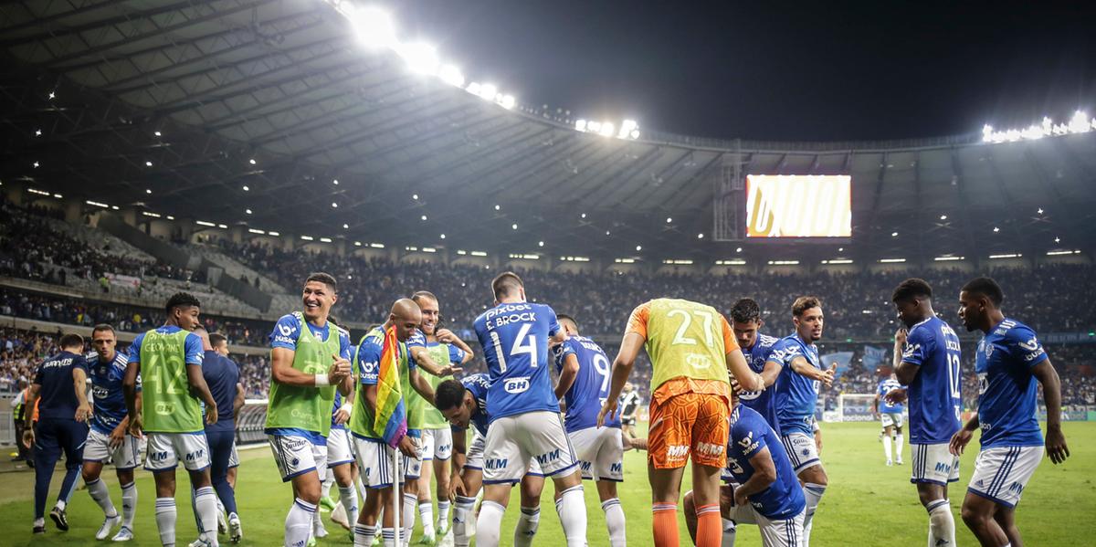 Jogadores do Cruzeiro comemoram o acesso no gramado do Mineirão (STAFF IMAGES / CRUZEIRO)