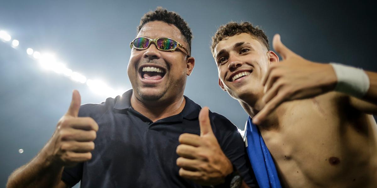 Ronaldo, gestor da SAF Cruzeiro, comemora com o atacante Stênio o retorno à Série A (Staff Images)