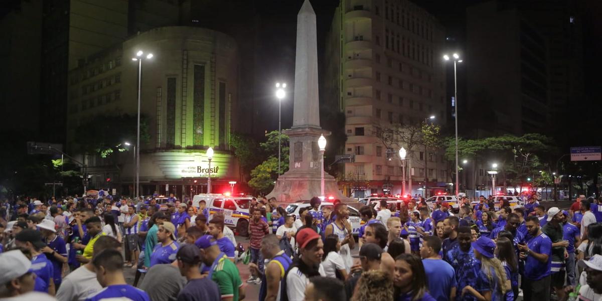 Torcida do Cruzeiro toma conta da Praça Sete após retorno à Série A (Fernando Michel/Hoje em Dia )