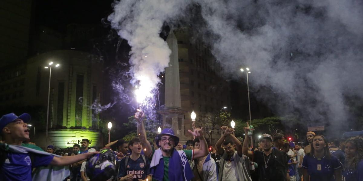 Torcida do Cruzeiro toma conta da Praça Sete após retorno à Série A
 (Fernando Michel/Hoje em Dia)