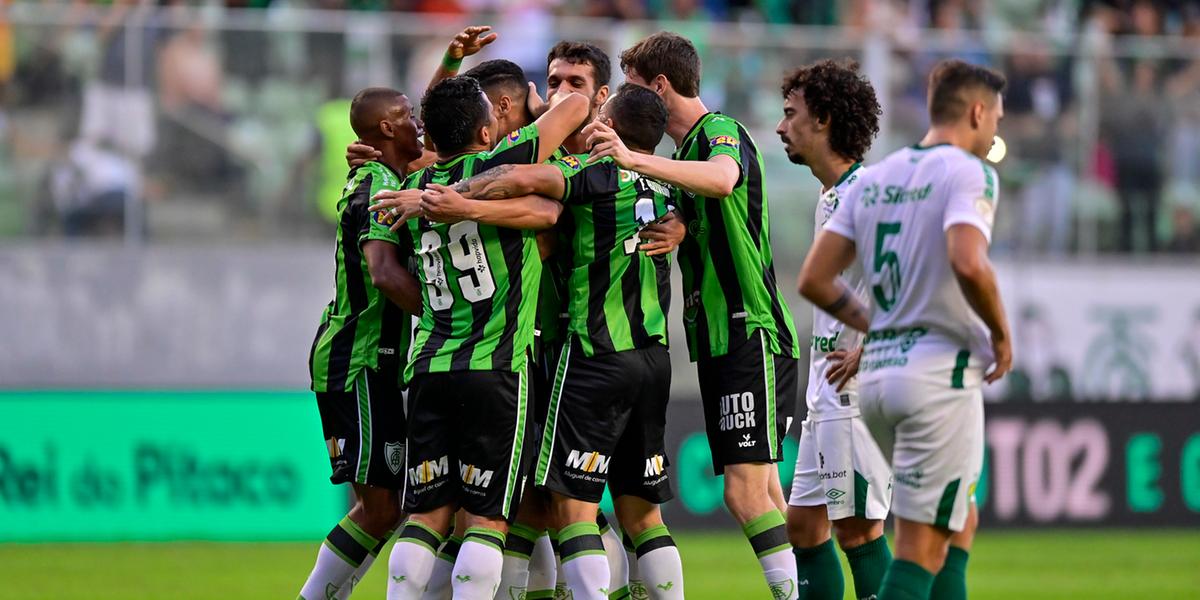 Jogadores comemoram um dos gols na vitória de 2 x 1 sobre o Cuiabá, próximo adversário do América (Mourão Panda/América)