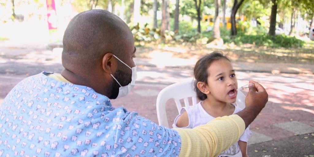 Crianças de 1 a 4 anos recebem a gotinha no Parque Municipal, no Centro de BH (Maurício Vieira/Hoje em Dia)