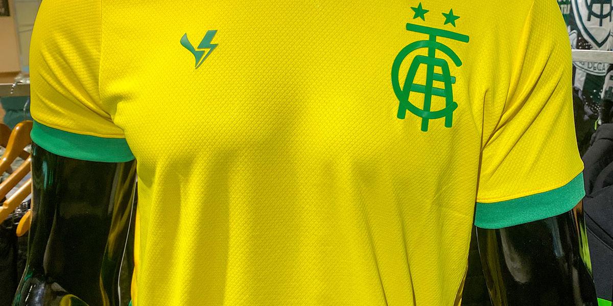 A nova camisa faz uma homenagem à Seleção Brasileira em ano de Copa do Mundo. (Marina Almeida e Theo Carelli/América)