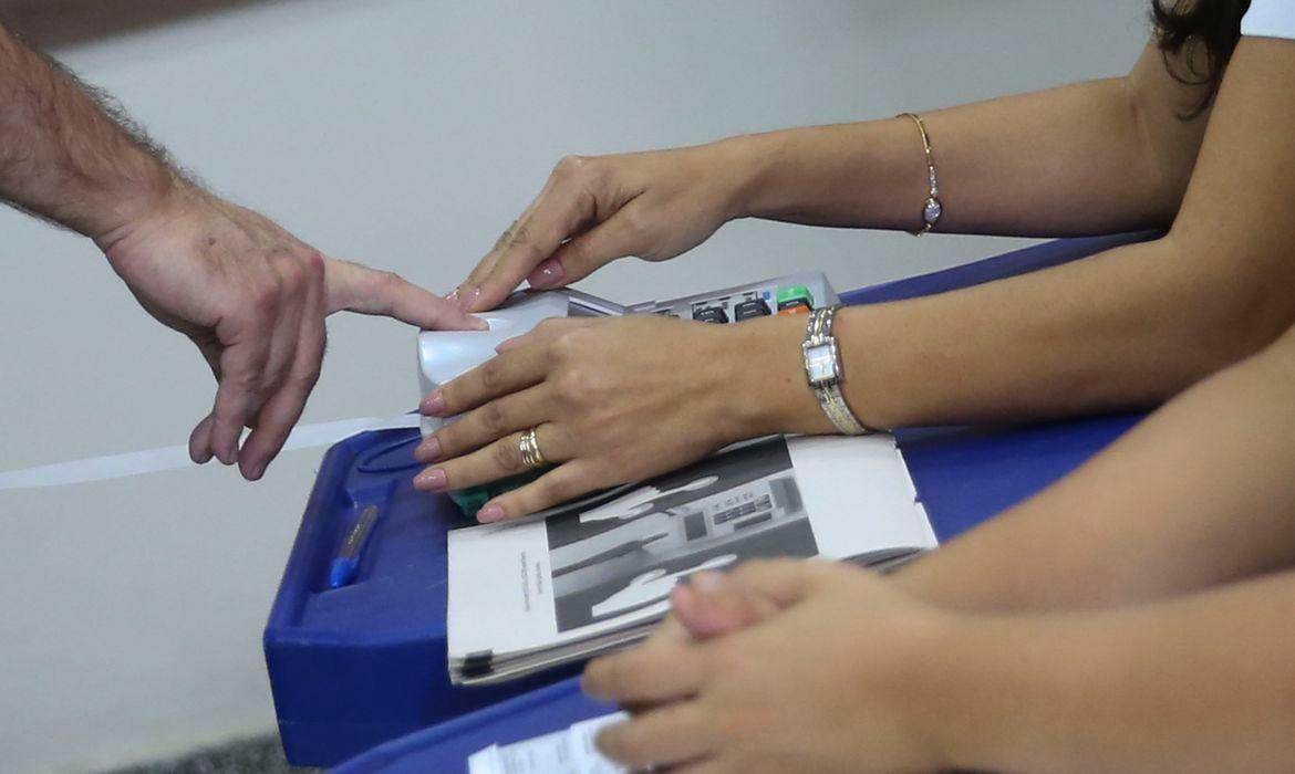 Votação começa às 8h deste domingo (27)