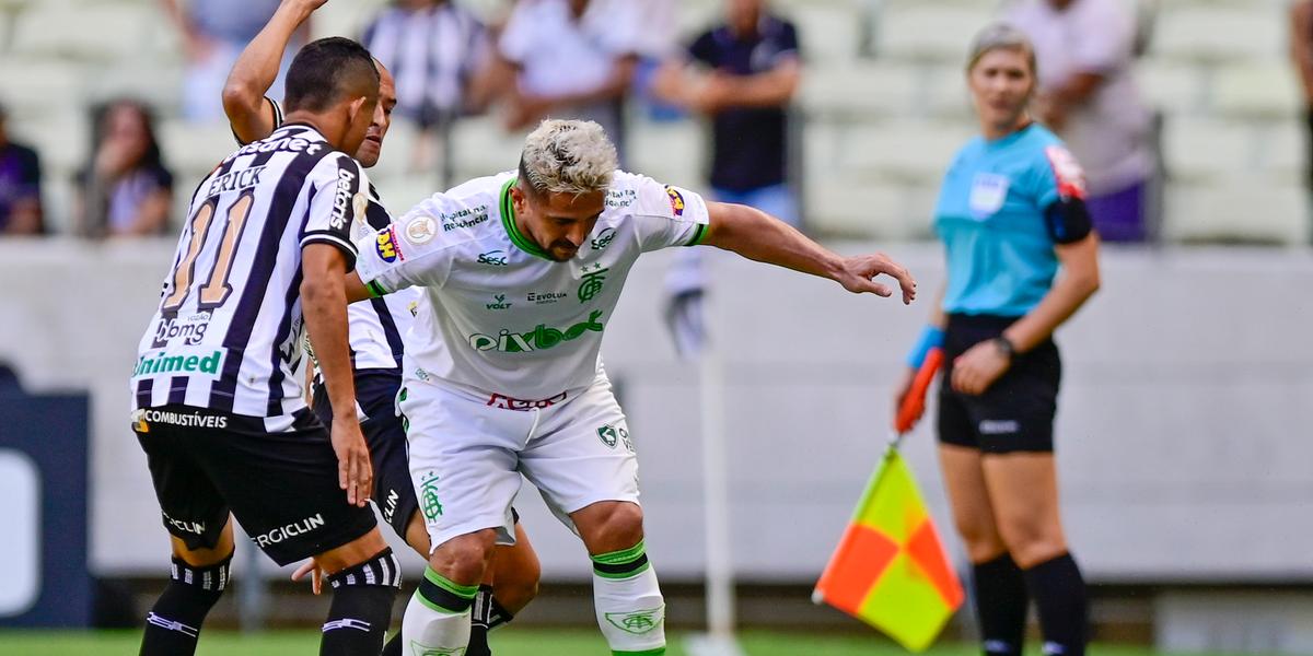 Aloísio deu bela assistência para o gol do América que abriu o placar (Mourão Panda/América)