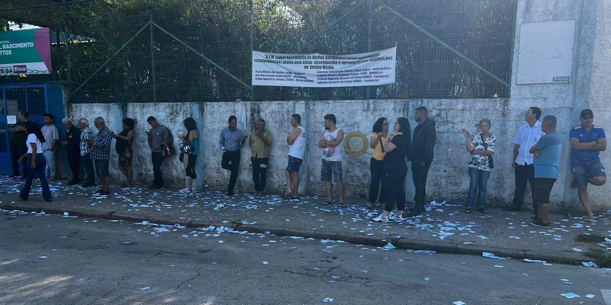 Eleitores encararam fila logo cedo na porta de escola em Contagem, antes mesmo da abertura oficial da votação (Pedro Melo / Hoje em Dia)