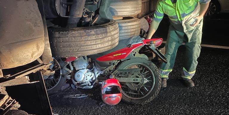 Moto é esmagada após ônibus perder o controle e capotar. (Bombeiros MG / Divulgação)