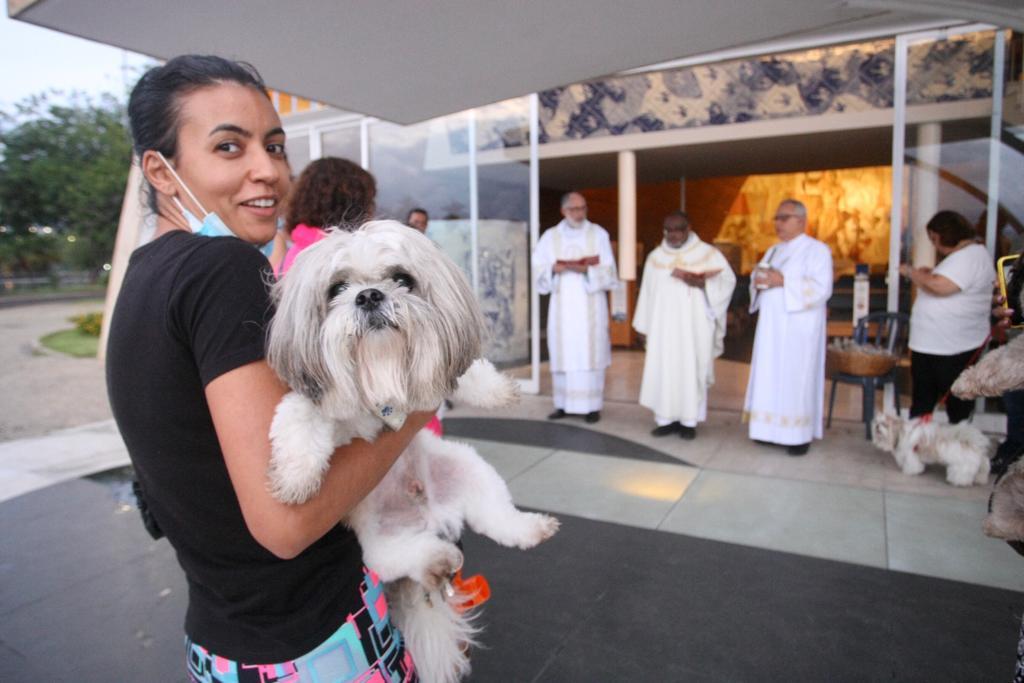 Juliana Eliana foi agradecer pela vida do seu cãozinho Teodor (Maurício Vieira/Hoje em Dia)