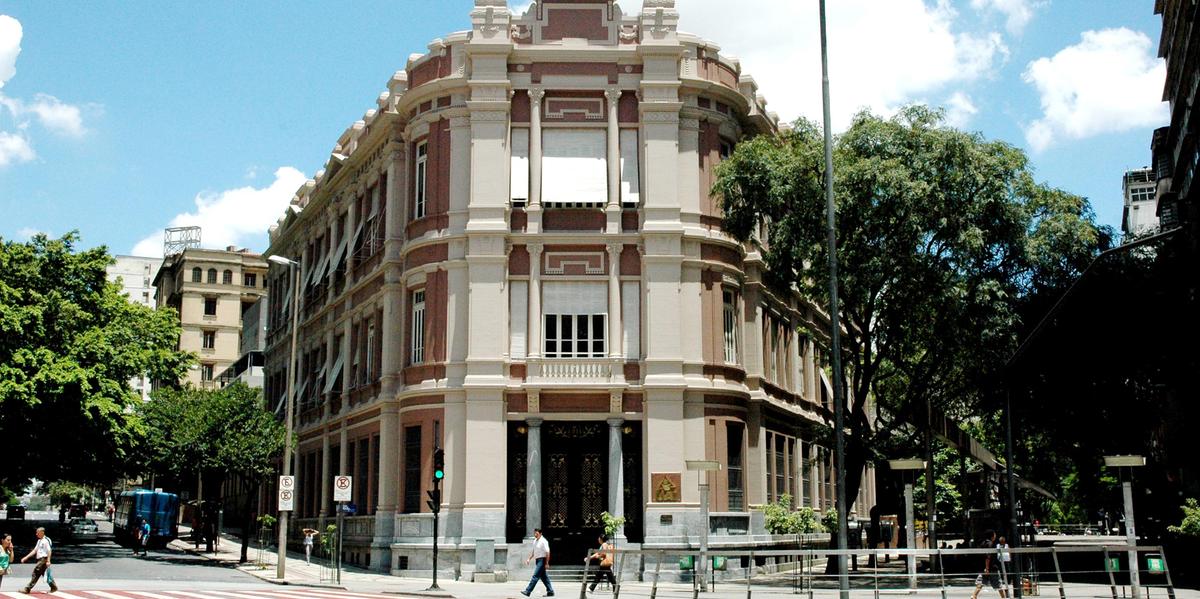 O edifício foi inaugurado em 1922, sendo sede matriz do Banco Hipotecário e Agrícola do Estado de Minas Gerais, sede do BEMGE e Posto de Serviços Integrados (PSIU); atualmente funciona a Unidade de Atendimento Integrado (UAI). (Iepha / Governo de Minas / Divulgação)