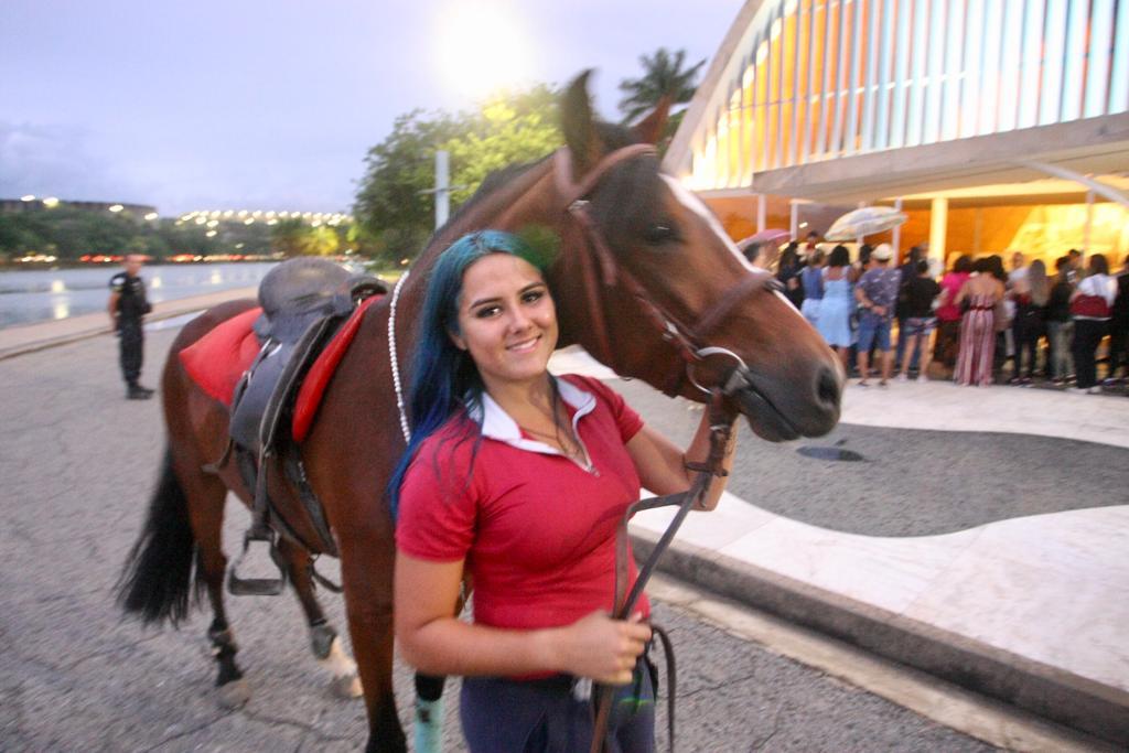 Samyra chamou atenção ao levar seu cavalo Kamikaze para receber a bênção católica (Maurício Vieira/Hoje em Dia)