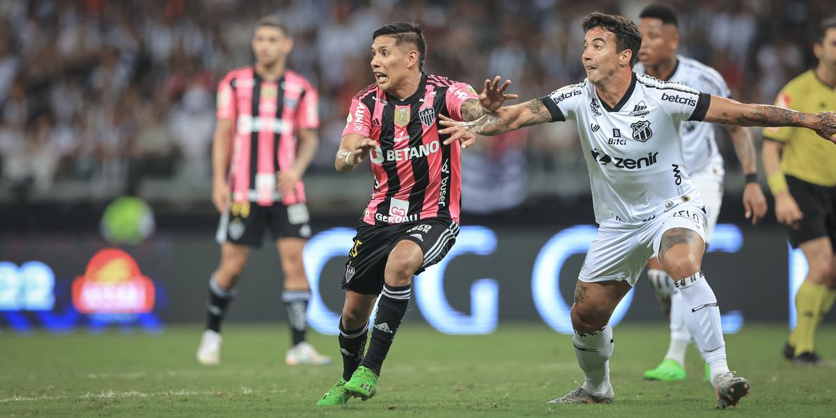 Lance de possível pênalti aconteceu logo aos dois minutos de jogo (Pedro Souza/Atlético)