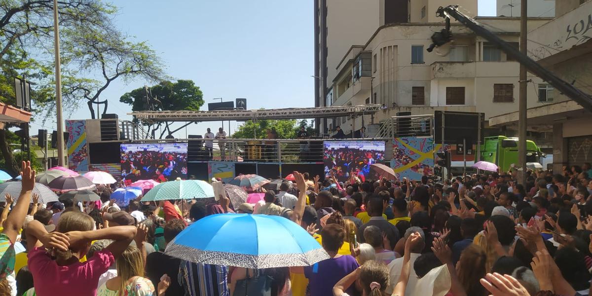 Centenas de pessoas aguardam pela chegada do presidente Jair Bolsonaro (PL) à  Igreja Mundial do Poder de Deus (Lucas Prates)