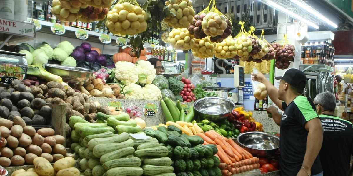 Batata e banana, itens básicos no carrinho de supermercado da maioria dos trabalhadores, foram os itens que mais subiram (Valéria Marques)