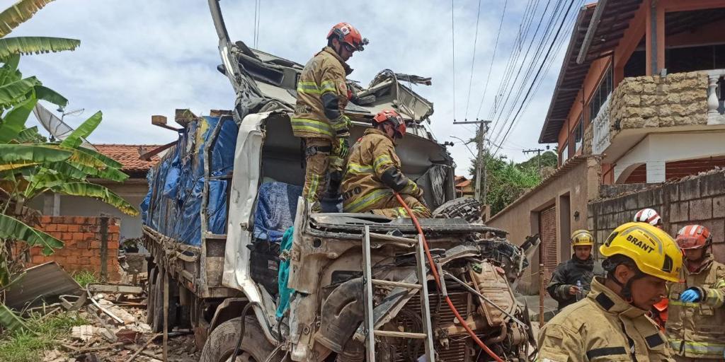 Caminhoneiro morre após bater de frente com um muro em Caeté (Corpo de Bombeiros / Divulgação)