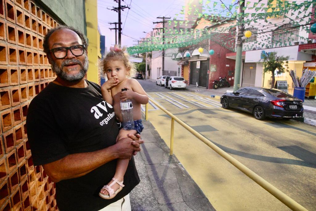 Zelino Correira de Freitas pinta a rua Francisco Bicalho desde 1994 (Maurício Vieira/Hoje em Dia)