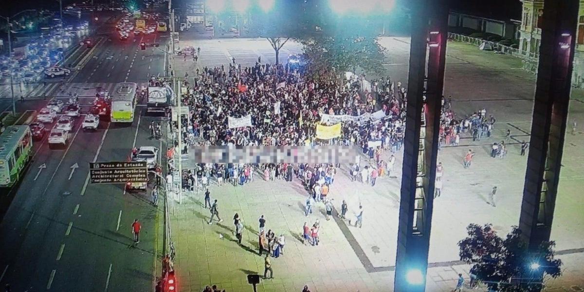 Estudantes universitários terminaram protesto contra cortes na Educação para universidades federais na Praça da Estação e trânsito foi normalizado (Guarda civil Belo Horizonte / Divulgação)