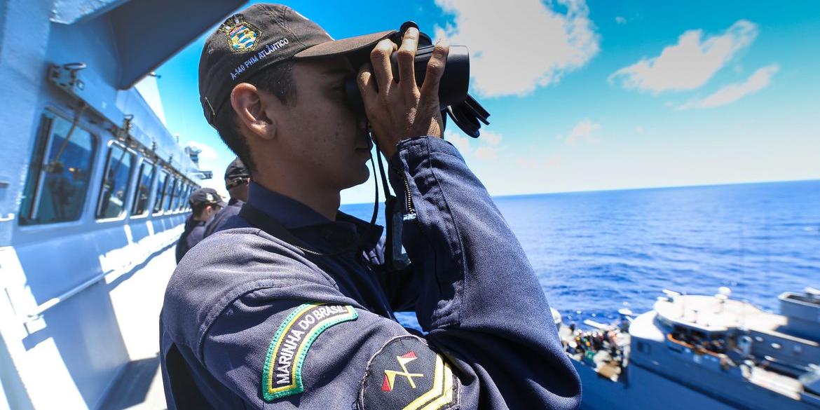 Segundo a Marinha do Brasil, o acidente aconteceu nas proximidades da Ilha do Governador (Divulgação / Marinha do Brasil)