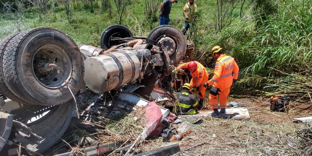 Motorista Morre Após Carreta Carregada De Carbonato De Cálcio Capotar Na Br 040 Em Barbacena