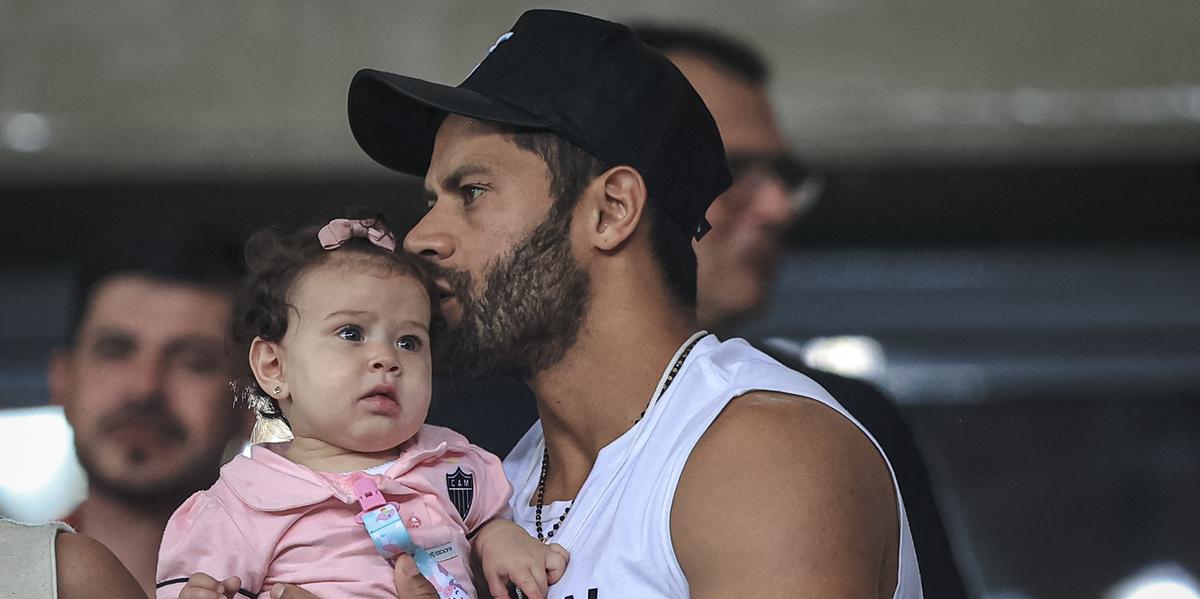 Fora do resto da temporada, Hulk foi ao Mineirão com a filha para acompanhar a vitória do Galo (Pedro Souza/Atlético)