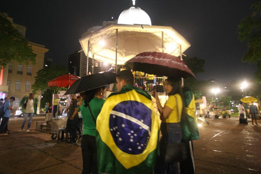 Apoiadores fizeram orações no coreto (Maurício Vieira/Hoje em Dia)