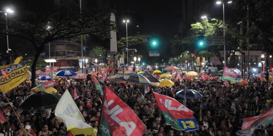 Belo-horizontinos fecharam a Praça 7, no Centro da capital, para festejar a vitória de Lula no segundo turno (Fernando Michel/Hoje em Dia)