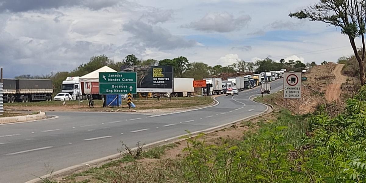 BR 135, no Norte de Minas, saída para Belo Horizonte (Larissa Durães / O Norte)