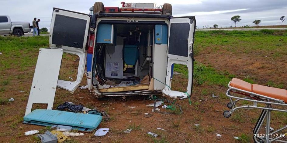 Ambulância capotou após o motorista perder o controle  (Corpo de Bombeiros / Divulgação)