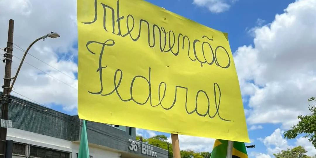 Em Uberlândia, manifestantes se reuniram em frente ao 36º Batalhão de Infantaria Mecanizado, no bairro Jaraguá (Reprodução Redes Sociais @aninhadlopes)