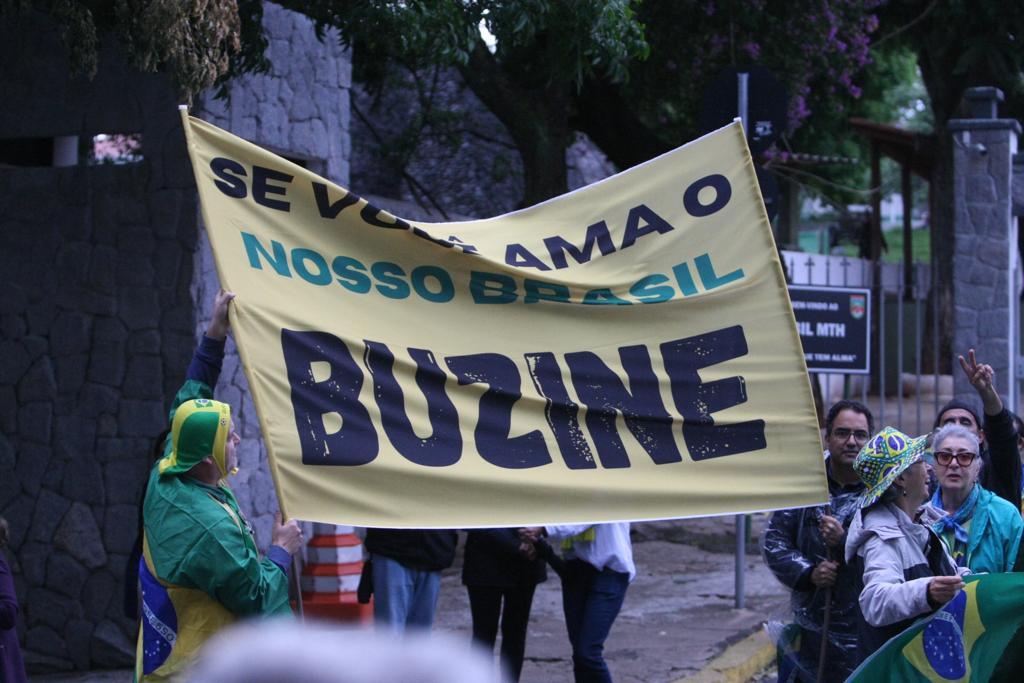 Manifestantes de grupos de direita pedem para motoristas buzinarem em área com diversos hospitais (Maurício Vieira / Hoje em Dia)