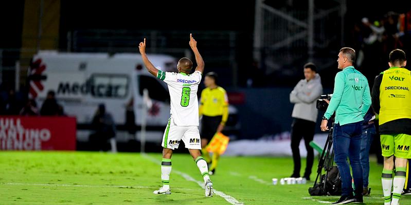 Juninho marcou o primeiro e o último gol da partida. (Mourão Panda / América)