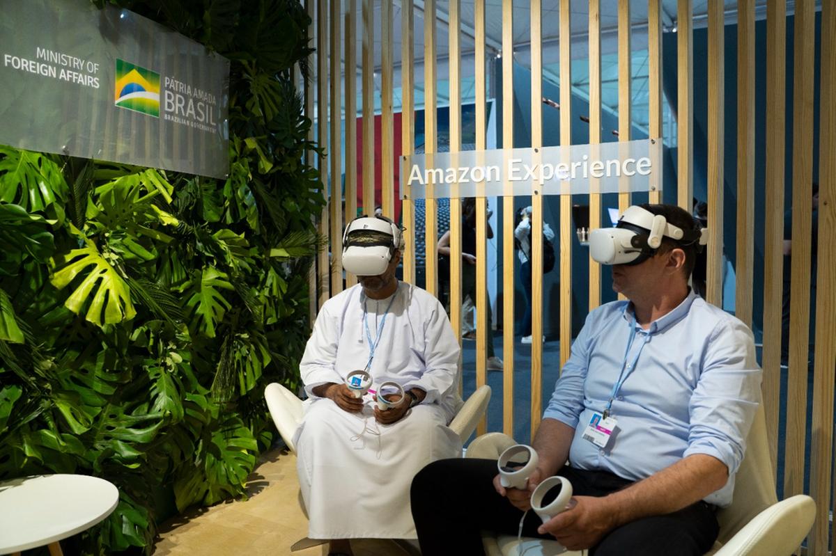 No estande montado pelo Brasil na COP 27 visitantes podem fazer, por meio de óculos de realidade virtual, um passeio pela Amazônia e conhecer programas voltados à proteção de diversos biomas nacionais (Ruben Naftali / Secretaria Especial de Comunicação Social do Governo Federal / Divulgação)