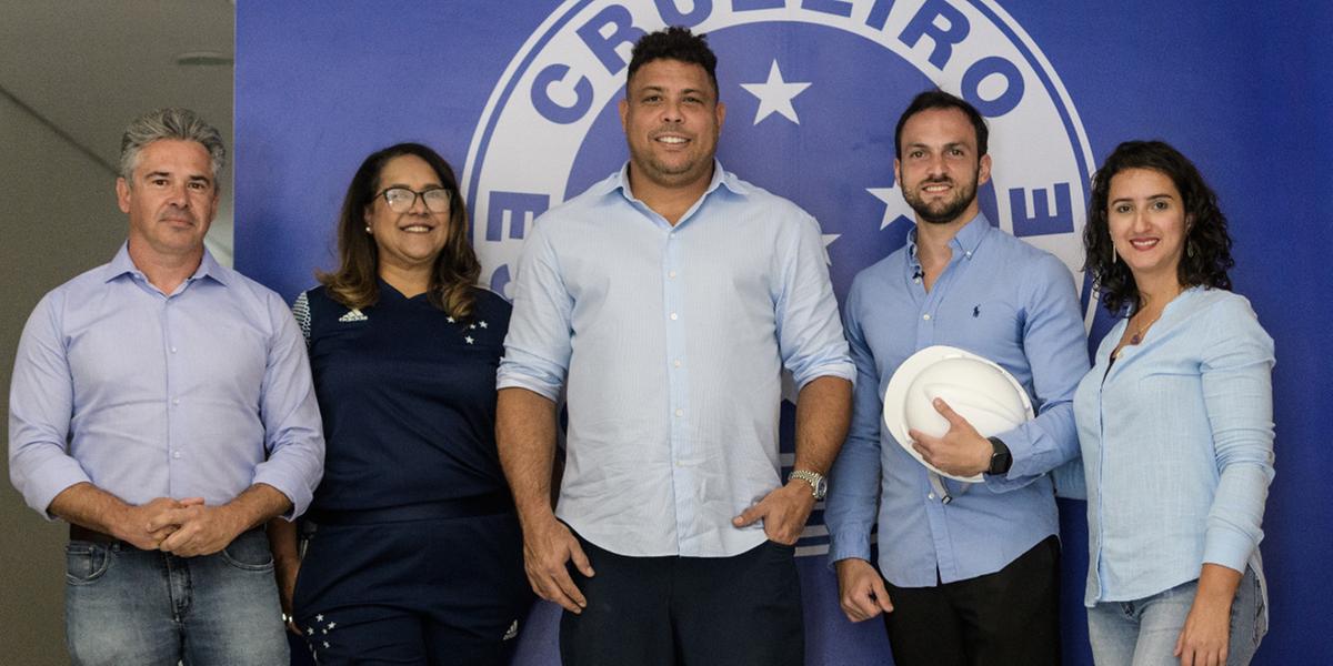 Ronaldo visitou a Toca da Raposa para dar o "pontapé inicial" nas obras de revitalização do local (Gustavo Aleixo/Cruzeiro)