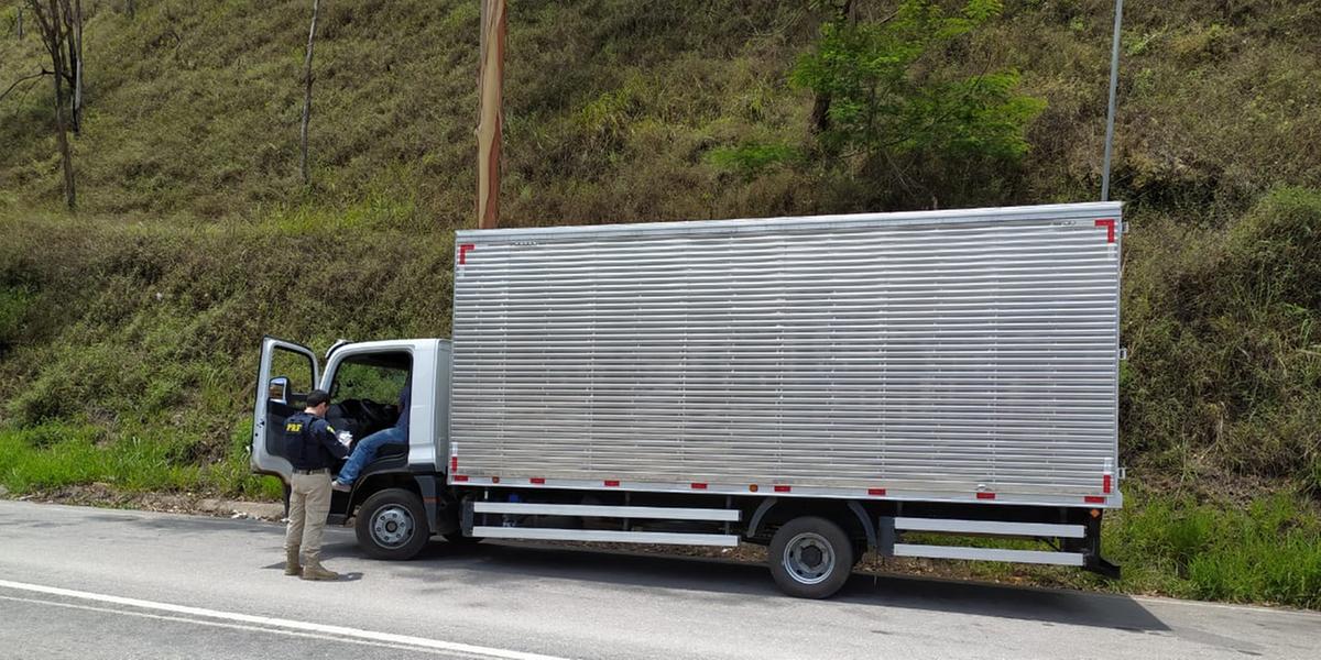 Policiais rodoviários federais encontraram mais de 52 mil maços de cigarro contrabandeados em João Monlevade (Polícia Rodoviária Federal / Divulgação)