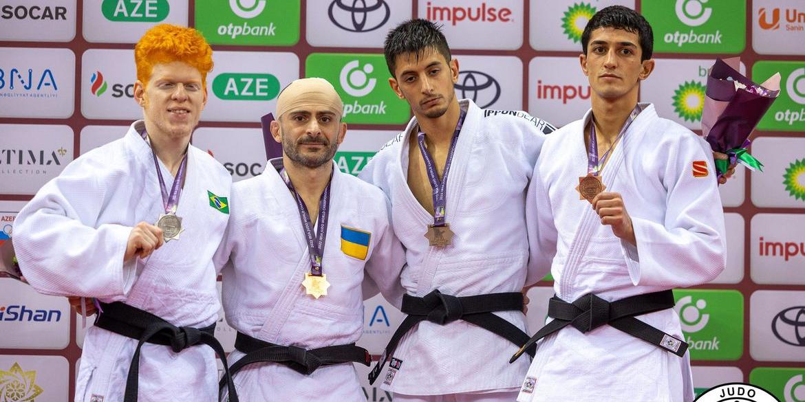 Thiego Marques (esquerda na foto) garante prata e Rosi Andrade bronze (Gabriela Sabau / IJF / Direitos Reservados)