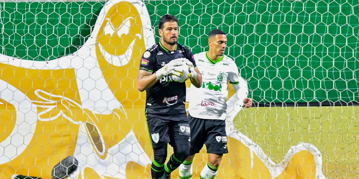 Goleiro americano fez defesas importantes, mas não evitou a derrota (Mourão Panda / América)