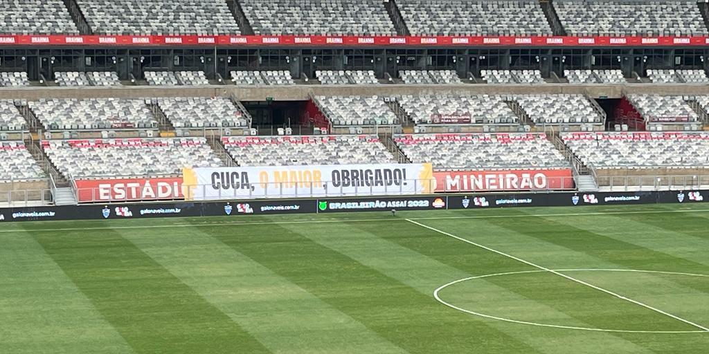 Faixa em homenagem a Cuca foi colocada no meio do campo no Mineirão (Reprodução/Redes Sociais)