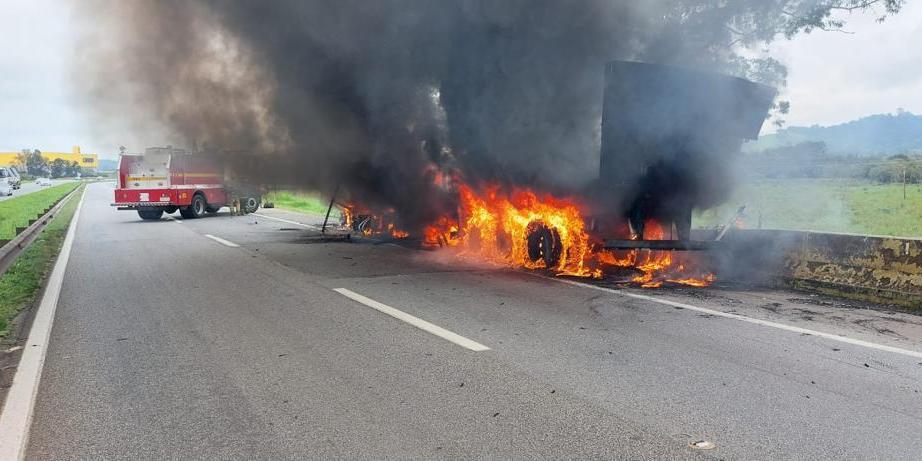 Bombeiros usaram 5 mil litros de água para debelar o incêndio na carreta (Corpo de Bombeiros / Divulgação)