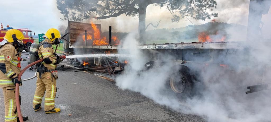 Bombeiros foram acionados no início da manhã deste sábado para apagar fogo em carga de madeira na BR 381 (Corpo de Bombeiros / Divulgação)