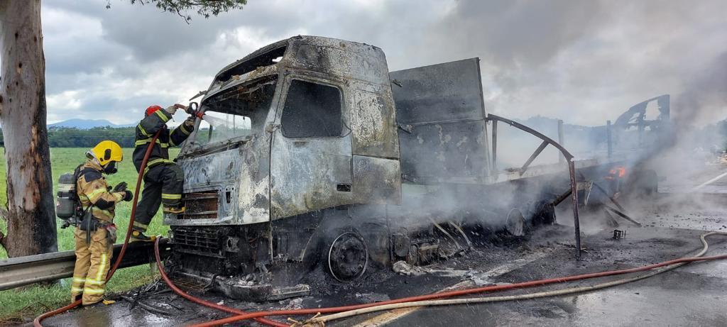 Motorista da carreta incendiada disse que a carga de tábuas de soltou e ele perdeu o controle da direção e bateu na lateral da pista (Corpo de Bombeiros / Divulgação)