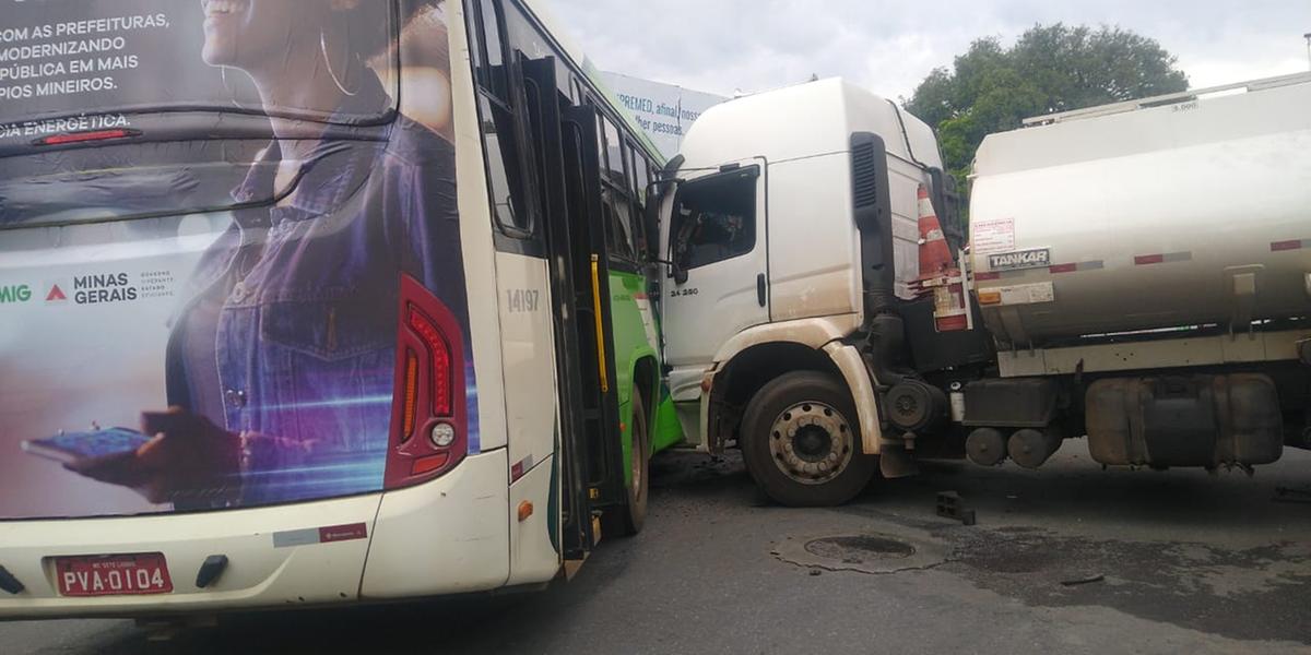 Ônibus e carreta se chocam em Sete Lagoas ((CBMMG/Reprodução))