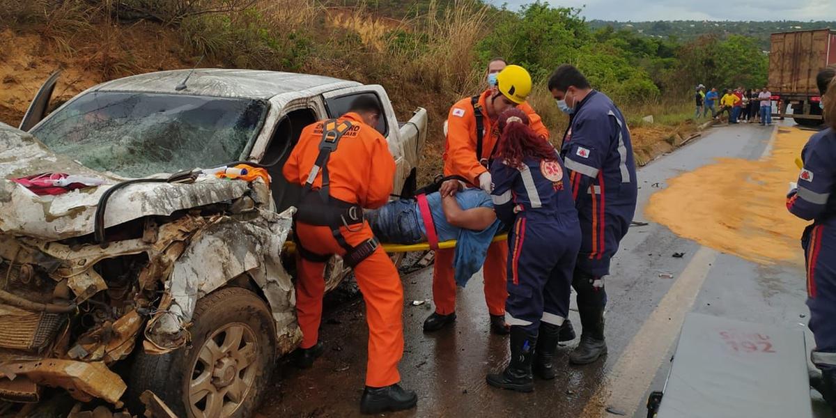 Motorista fica preso nas ferragens após colisão entre caminhonete e carreta ((Corpo de Bombeiros/Divulgação))