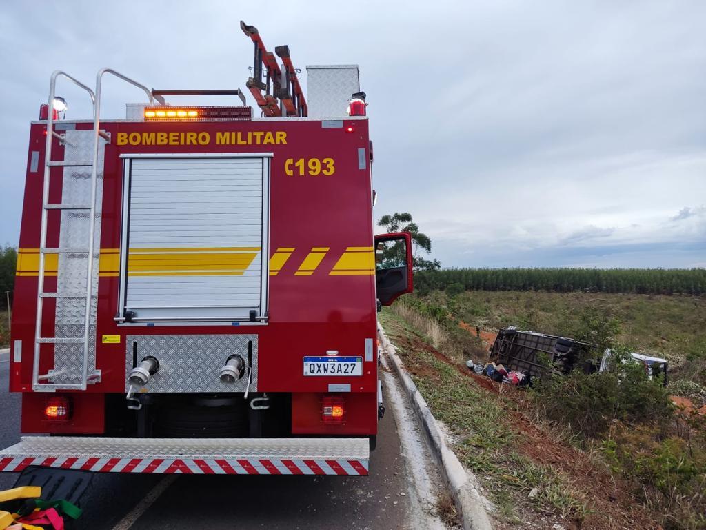 Bombeiros socorrem vítimas que estavam em ônibus que caiu num barranco em Grão Mogol (Corpo de Bombeiros / Divulgação)