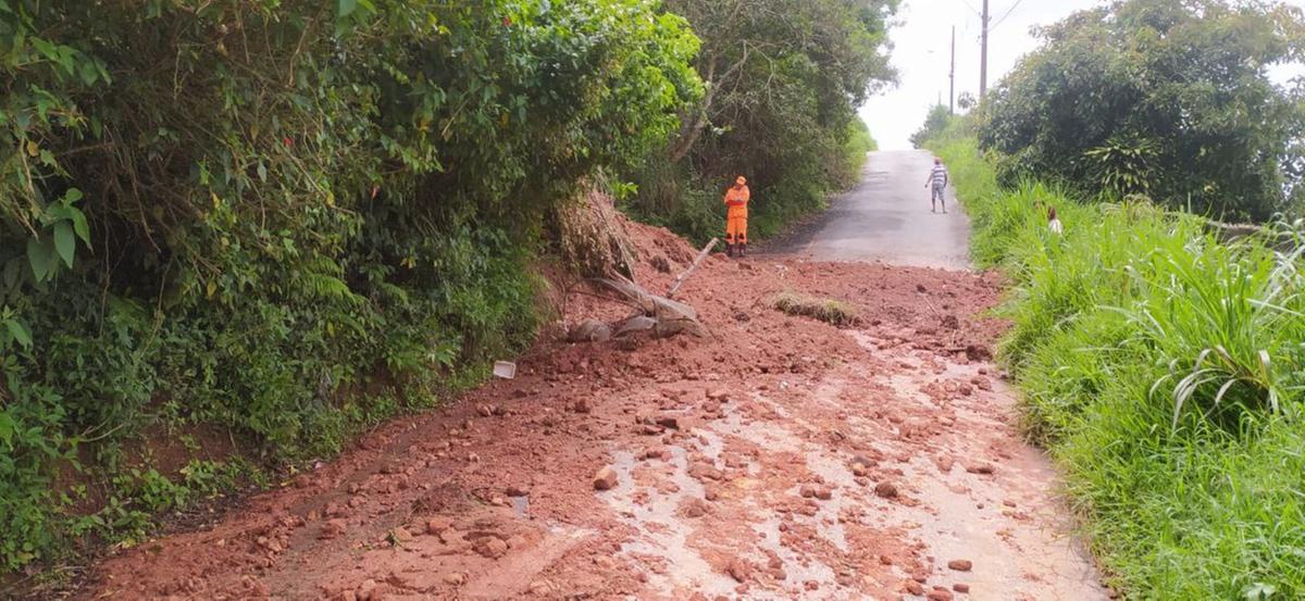 A rua Francisco Vale Gomes, em Barbacena, chegou a ficar interditada pela terra do deslizamento (Bombeiros MG / Divulgação)